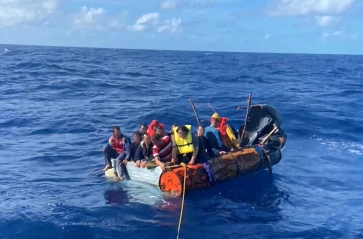 Repatrían migrantes cubanos interceptados en el mar