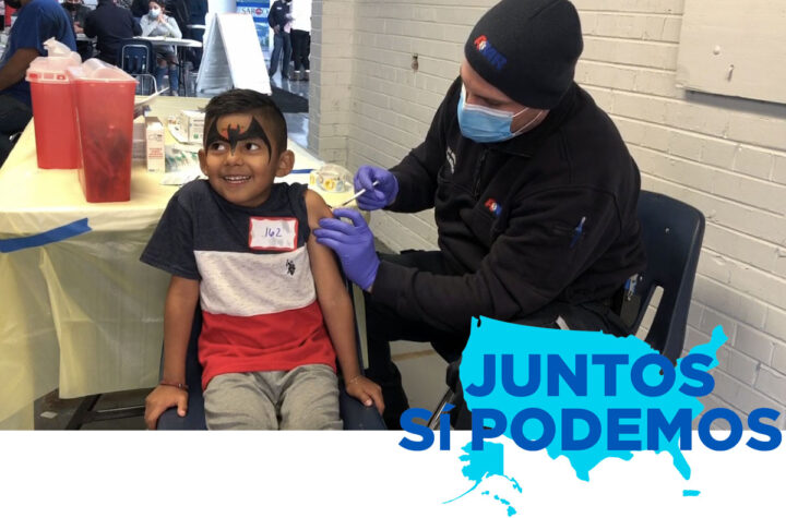 Juntos Sí Podemos ENTREVISTA CON EL PEDIATRA STEVEN FEDERICO, DENVER HEALTH “Es seguro vacunar a los niños contra el Covid-19” Redacción El Comercio de Colorado Las hospitalizaciones están aumentando para todos los grupos de edad en EEUU. Aunque los niños tienen las tasas de hospitalización más bajas, en la actualidad se registra el mayor número ingresos de menores de edad en los hospitales en lo que va de la pandemia. Según los datos de los Centros de Control y Prevención de Enfermedades (CDC), al 10 de enero de 2022, unos 3.100 menores está hospitalizados en EEUU a consecuencia del Covid-19. El anterior récord de ingresos infantiles se alcanzó durante el pico de la ola causada por la variante delta, en el verano de 2021. En ese momento hubo 400 menores fueron hospitalizados en un día. El aumento de hospitalizaciones entre la población infantil coincide con el regreso de los estudiantes a las aulas tras las vacaciones navideñas. Sin embargo, hay un consenso sobre la necesidad de tener las escuelas abierta aplicando protocolos de seguridad para los menores. Por otro lado, los CDC reportan que solo el 16 por ciento de los niños de entre cinco y 11 años están completamente vacunados en Estados Unidos. Conversamos con el pediatra Steven Federico para entender el impacto del covid-19 en los más pequeños de la casa. Federico, que se desempeña como director general de Pediatría del Denver Health, tiene origen hispano. Nació y creció en Nogales, Arizona, dentro de una familia con raíces en Sonora, México. ¿Cómo se puede diferenciar el covid-19 de la gripe estacional de la temporada? Steven Federico: Es lo más difícil. Especialmente entre los jóvenes, los síntomas son muy parecidos o básicamente iguales. Un niño con resfriado estacional puede presentar los mismos síntomas de otro que tiene Covid-19. Sabemos que los niños jóvenes, especialmente de 0 a 5, por igual los de 5 a 11 años, presentan un resfriado tras otro, especialmente en esta época. Lo importante es que debemos estar seguros es si ese refriado tiene que ver con el Covid-19 o no. Debemos saber eso antes de enviarlo a la escuela. Recomendamos entonces que se les practique una prueba a los niños. Esa prueba se la pueden practicar en la casa o lo pueden llevar al consultorio de un medico. Es la única manera de saber de seguro para proteger la salud del infante, de toda la familia, de sus compañeros de escuelas y de toda la comunidad. ¿Cuáles son sus consejos para que los niños estén protegidos contra el Covid-19 al estar en las escuelas? SF: El primer consejo viene siendo la vacunación. Si un niño está vacunado, pero no tiene el refuerzo, sus padres deben estar pendientes para aplicarle la tercera dosis si ya han transcurrido cinco meses después de la última vacuna. Los padres, los maestros y el personal de la escuela también deben vacunarse y ponerse el refuerzo. El segundo consejo es el usar el cubre bocas. Cuando los niños estén adentro del salón de clase y en todas las áreas de la escuela deben tener su máscara puesta, yo diría en un 99.9 por ciento del tiempo. El único momento para quitarse la mascara es cuando se ingiere agua o alimentos. El cubrebocas debe estar bien puesto, nunca usar por debajo como un bigote. La nariz y la boca deben estar completamente cubiertas. Un tercer consejo es que cuando el niño sienta algún síntoma debe permanecer en casa. Nunca se debe presentar a la escuela a menos que se haya practicado una prueba de Covid-19 y su resultado sea negativo. Si la prueba es positiva, ese niño, junto con su familia debe permanecer en cuarentena, aislados, el tiempo indicado. ¿Es seguro vacunar a los menores contra el Covid-19? SF: Esta vacuna contra el Covid-19 se ha estudiado más que cualquier otra vacuna que hemos tenido en la historia de humanidad. Hemos vacunado a cinco millones de niños entre las edades de 5 a 11. Hemos dado 400 millones de vacunas al nivel nacional a personas de varias edades. Entonces tenemos mucha información al saber cuáles son los efectos secundarios y cuáles son los beneficios que ellas traen. Como médico les quiero decir que esta vacuna es increíblemente segura para cualquier persona a partir de los 5 años. Agregado No. 1 Vea la entrevista al pediatra Steven Federico https://elcomerciodecolorado.com/por-que-el-omicron-afecta-a-los-ninos/ (QR CODE) PIE DE FOTO Foto No. 1 A PARTIR DE 5 AÑOS| Niños tienen acceso a las vacunas. (Fotos/ El Comercio de Colorado) Foto No. 2 PEDIATRA| Steven Federico, MD, Denver Health. Agregado No. 2 Encuentre dónde vacunarse • Visite vacunas.gov • Envíe un SMS con tu código postal al 822862 • Llame al 1-800-232-0233 Agregado No. 3 ¿Cuántas dosis de la vacuna necesitan los niños? • La vacuna de Pfizer-BioNTech requiere dos dosis iniciales dadas a 21 días de diferencia. • Todas las personas de 16 años o más deben ponerse la dosis de refuerzo cinco meses después de su segunda dosis de la vacuna Pfizer-BioNTech para mantener al máximo la protección contra el COVID-19. ¿Cuáles son los efectos secundarios comunes de las vacunas contra el COVID-19? • Los niños que han recibido la vacuna contra el COVID-19 tienen los mismos efectos secundarios comunes que los adultos. • Estos efectos secundarios son normales y generalmente duran un par de días después de la vacunación. • Son señales de que la vacuna está funcionando y de que el cuerpo de su hijo está creando protección contra el virus. Los efectos secundarios comunes incluyen: • Dolor, enrojecimiento o hinchazón donde recibió la inyección • Cansancio • Dolor de cabeza • Dolor de los músculos • Escalofríos • Fiebre • Náuseas ¿Si mi hijo ha tenido COVID, necesita vacunarse? • Sí. Debe vacunar a su hijo contra el COVID-19 incluso si ya le dio COVID-19. • Haber tenido COVID-19 no necesariamente protege a alguien contra infectarse nuevamente. • Un estudio reciente mostró que las personas no vacunadas tienen más del doble de probabilidad de infectarse con el virus del COVID-19 que aquellas que tuvieron COVID-19 y luego se vacunaron.