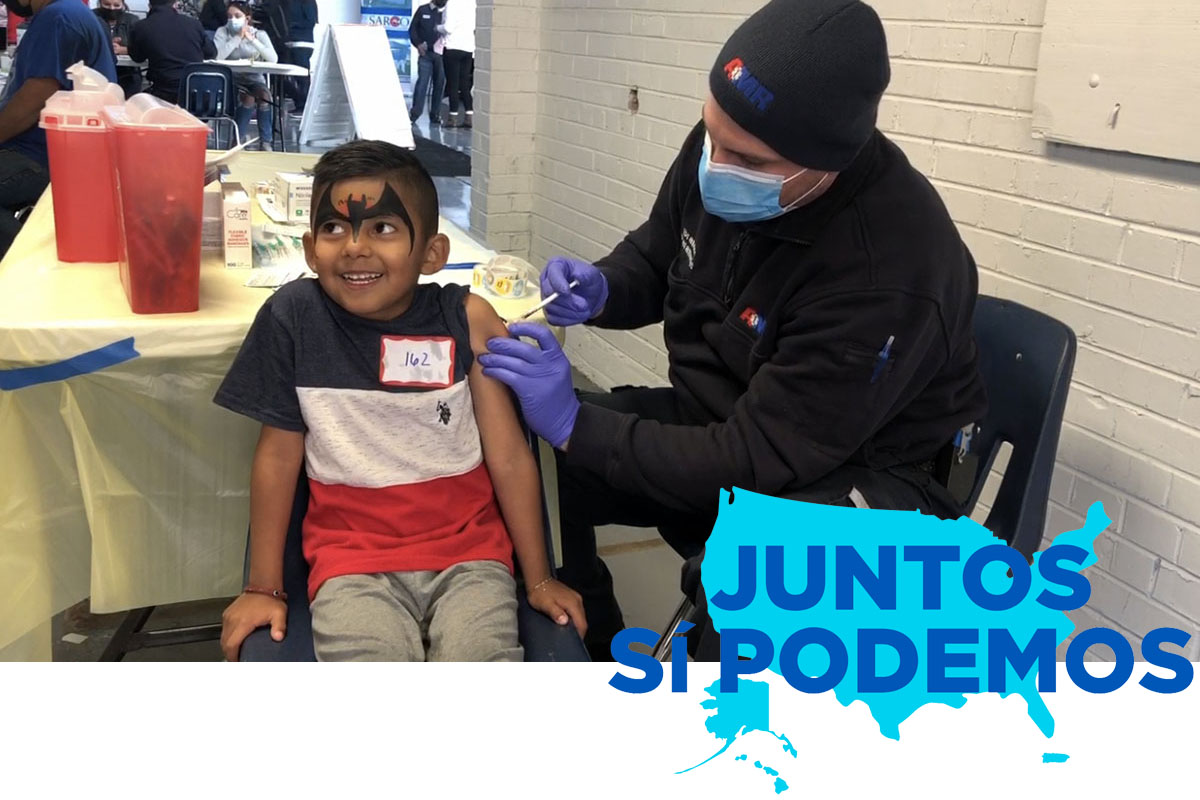 Juntos Sí Podemos ENTREVISTA CON EL PEDIATRA STEVEN FEDERICO, DENVER HEALTH “Es seguro vacunar a los niños contra el Covid-19” Redacción El Comercio de Colorado Las hospitalizaciones están aumentando para todos los grupos de edad en EEUU. Aunque los niños tienen las tasas de hospitalización más bajas, en la actualidad se registra el mayor número ingresos de menores de edad en los hospitales en lo que va de la pandemia. Según los datos de los Centros de Control y Prevención de Enfermedades (CDC), al 10 de enero de 2022, unos 3.100 menores está hospitalizados en EEUU a consecuencia del Covid-19. El anterior récord de ingresos infantiles se alcanzó durante el pico de la ola causada por la variante delta, en el verano de 2021. En ese momento hubo 400 menores fueron hospitalizados en un día. El aumento de hospitalizaciones entre la población infantil coincide con el regreso de los estudiantes a las aulas tras las vacaciones navideñas. Sin embargo, hay un consenso sobre la necesidad de tener las escuelas abierta aplicando protocolos de seguridad para los menores. Por otro lado, los CDC reportan que solo el 16 por ciento de los niños de entre cinco y 11 años están completamente vacunados en Estados Unidos. Conversamos con el pediatra Steven Federico para entender el impacto del covid-19 en los más pequeños de la casa. Federico, que se desempeña como director general de Pediatría del Denver Health, tiene origen hispano. Nació y creció en Nogales, Arizona, dentro de una familia con raíces en Sonora, México. ¿Cómo se puede diferenciar el covid-19 de la gripe estacional de la temporada? Steven Federico: Es lo más difícil. Especialmente entre los jóvenes, los síntomas son muy parecidos o básicamente iguales. Un niño con resfriado estacional puede presentar los mismos síntomas de otro que tiene Covid-19. Sabemos que los niños jóvenes, especialmente de 0 a 5, por igual los de 5 a 11 años, presentan un resfriado tras otro, especialmente en esta época. Lo importante es que debemos estar seguros es si ese refriado tiene que ver con el Covid-19 o no. Debemos saber eso antes de enviarlo a la escuela. Recomendamos entonces que se les practique una prueba a los niños. Esa prueba se la pueden practicar en la casa o lo pueden llevar al consultorio de un medico. Es la única manera de saber de seguro para proteger la salud del infante, de toda la familia, de sus compañeros de escuelas y de toda la comunidad. ¿Cuáles son sus consejos para que los niños estén protegidos contra el Covid-19 al estar en las escuelas? SF: El primer consejo viene siendo la vacunación. Si un niño está vacunado, pero no tiene el refuerzo, sus padres deben estar pendientes para aplicarle la tercera dosis si ya han transcurrido cinco meses después de la última vacuna. Los padres, los maestros y el personal de la escuela también deben vacunarse y ponerse el refuerzo. El segundo consejo es el usar el cubre bocas. Cuando los niños estén adentro del salón de clase y en todas las áreas de la escuela deben tener su máscara puesta, yo diría en un 99.9 por ciento del tiempo. El único momento para quitarse la mascara es cuando se ingiere agua o alimentos. El cubrebocas debe estar bien puesto, nunca usar por debajo como un bigote. La nariz y la boca deben estar completamente cubiertas. Un tercer consejo es que cuando el niño sienta algún síntoma debe permanecer en casa. Nunca se debe presentar a la escuela a menos que se haya practicado una prueba de Covid-19 y su resultado sea negativo. Si la prueba es positiva, ese niño, junto con su familia debe permanecer en cuarentena, aislados, el tiempo indicado. ¿Es seguro vacunar a los menores contra el Covid-19? SF: Esta vacuna contra el Covid-19 se ha estudiado más que cualquier otra vacuna que hemos tenido en la historia de humanidad. Hemos vacunado a cinco millones de niños entre las edades de 5 a 11. Hemos dado 400 millones de vacunas al nivel nacional a personas de varias edades. Entonces tenemos mucha información al saber cuáles son los efectos secundarios y cuáles son los beneficios que ellas traen. Como médico les quiero decir que esta vacuna es increíblemente segura para cualquier persona a partir de los 5 años. Agregado No. 1 Vea la entrevista al pediatra Steven Federico https://elcomerciodecolorado.com/por-que-el-omicron-afecta-a-los-ninos/ (QR CODE) PIE DE FOTO Foto No. 1 A PARTIR DE 5 AÑOS| Niños tienen acceso a las vacunas. (Fotos/ El Comercio de Colorado) Foto No. 2 PEDIATRA| Steven Federico, MD, Denver Health. Agregado No. 2 Encuentre dónde vacunarse • Visite vacunas.gov • Envíe un SMS con tu código postal al 822862 • Llame al 1-800-232-0233 Agregado No. 3 ¿Cuántas dosis de la vacuna necesitan los niños? • La vacuna de Pfizer-BioNTech requiere dos dosis iniciales dadas a 21 días de diferencia. • Todas las personas de 16 años o más deben ponerse la dosis de refuerzo cinco meses después de su segunda dosis de la vacuna Pfizer-BioNTech para mantener al máximo la protección contra el COVID-19. ¿Cuáles son los efectos secundarios comunes de las vacunas contra el COVID-19? • Los niños que han recibido la vacuna contra el COVID-19 tienen los mismos efectos secundarios comunes que los adultos. • Estos efectos secundarios son normales y generalmente duran un par de días después de la vacunación. • Son señales de que la vacuna está funcionando y de que el cuerpo de su hijo está creando protección contra el virus. Los efectos secundarios comunes incluyen: • Dolor, enrojecimiento o hinchazón donde recibió la inyección • Cansancio • Dolor de cabeza • Dolor de los músculos • Escalofríos • Fiebre • Náuseas ¿Si mi hijo ha tenido COVID, necesita vacunarse? • Sí. Debe vacunar a su hijo contra el COVID-19 incluso si ya le dio COVID-19. • Haber tenido COVID-19 no necesariamente protege a alguien contra infectarse nuevamente. • Un estudio reciente mostró que las personas no vacunadas tienen más del doble de probabilidad de infectarse con el virus del COVID-19 que aquellas que tuvieron COVID-19 y luego se vacunaron.
