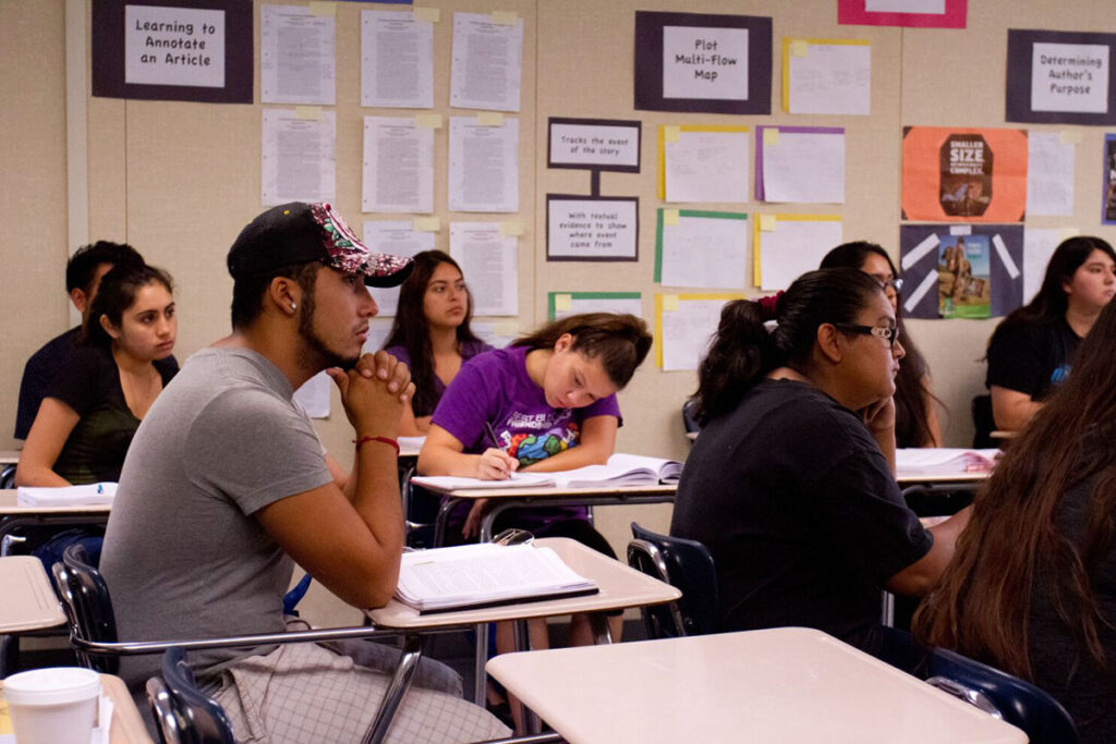 Disminuye cantidad de estudiantes universitarios hispanos en Colorado