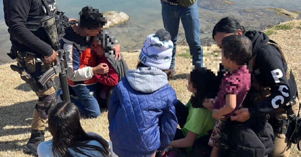 Rescatan seis menores migrantes en el río Bravo