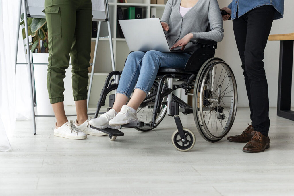 Adultos mayores y discapacitados reciben reembolsos en Colorado