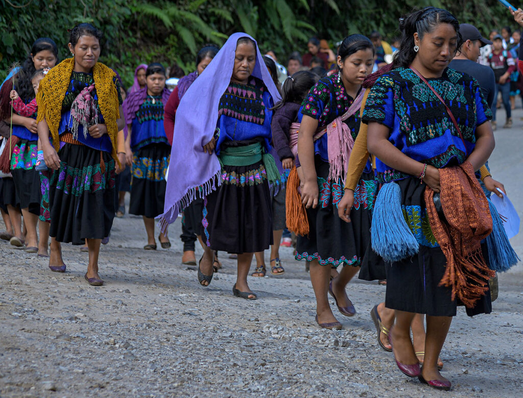 Indígenas marchan