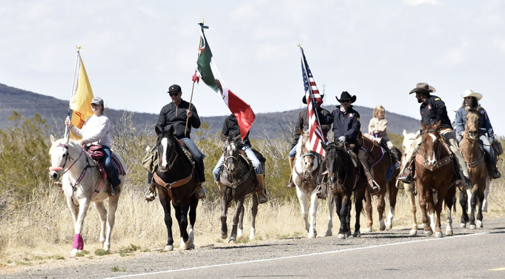 Mexican riders came across on foot Jinetes mexicanos cruzaron la frontera a pie