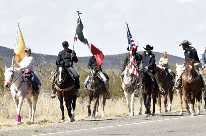 Mexican riders came across on foot Jinetes mexicanos cruzaron la frontera a pie