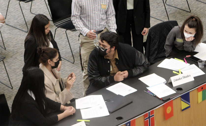 Estudiantes del DPS realizan simulacro de Naciones Unidas en español