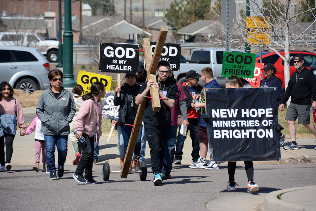 Habitantes de Brighton cargaron con la cruz de Jesucristo