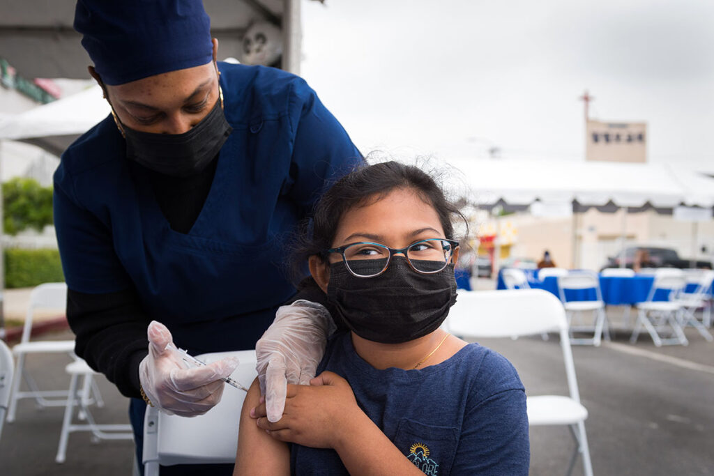 Refuerzo espera a la mitad de los hispanos vacunados