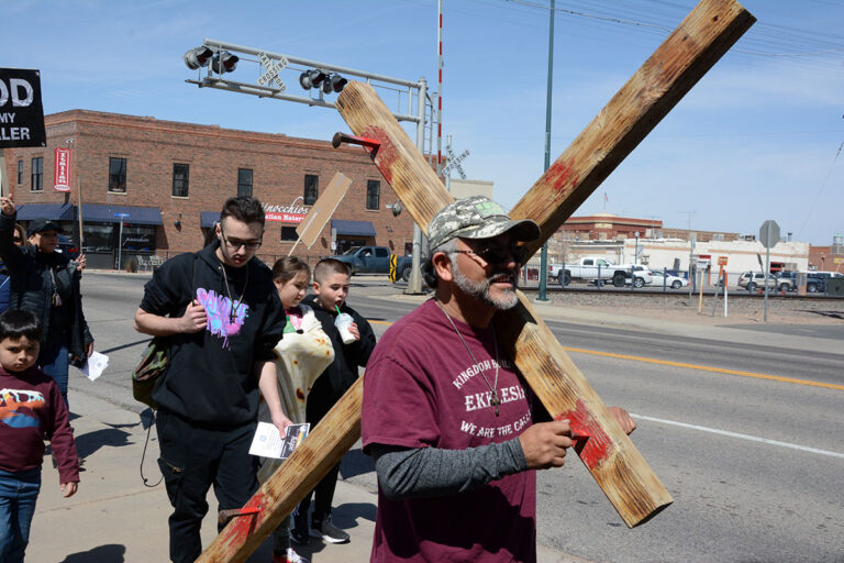 Habitantes de Brighton cargaron con la cruz de Jesucristo