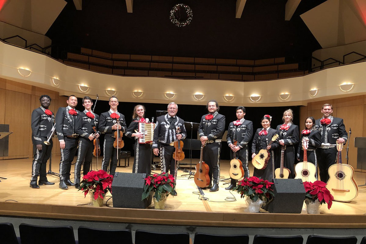 Mariachi Los Correcaminos Pays Tribute to Mothers Mariachi Los Correcaminos hace homenaje a las madres