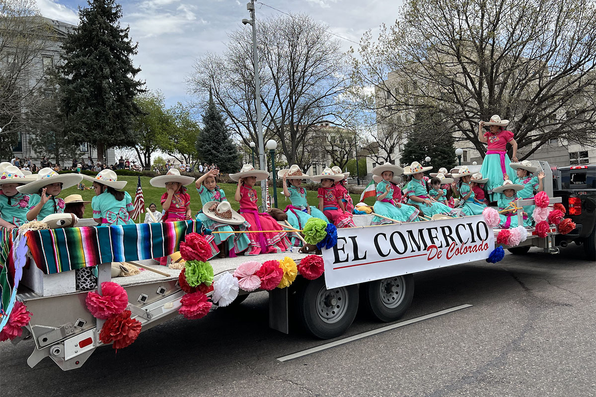 Cinco de Mayo Brought Joy and a Sense of Community El “Cinco de Mayo” trajo alegría y sentido de comunidad