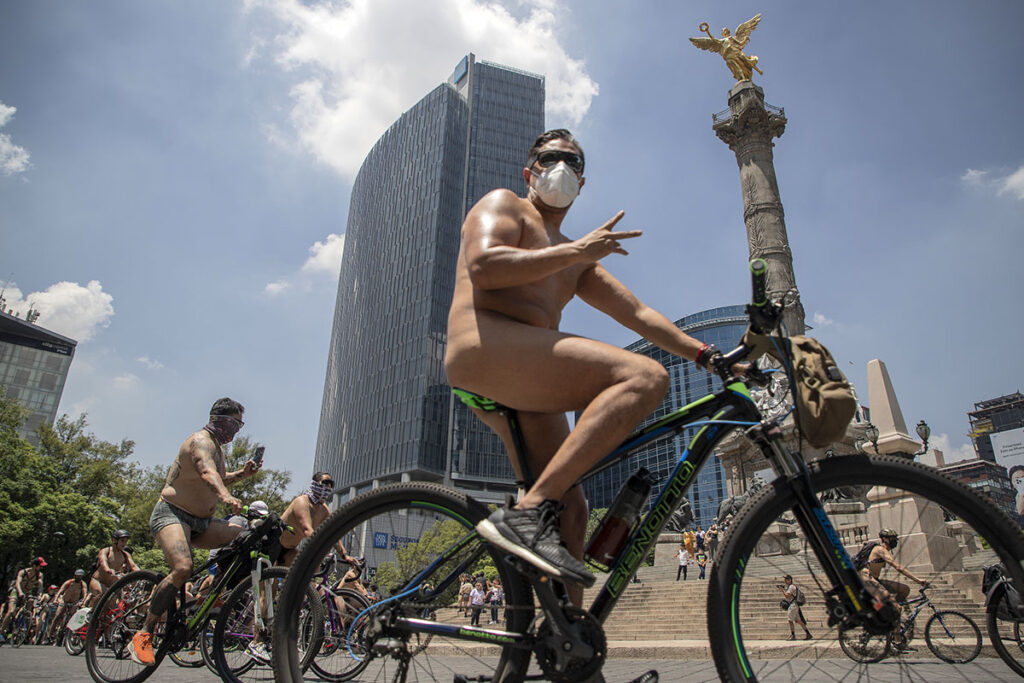 Ciclistas mexicanos ruedan desnudos por la seguridad vial