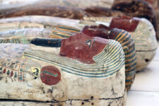 Presentan sarcófagos recién descubiertos en Giza