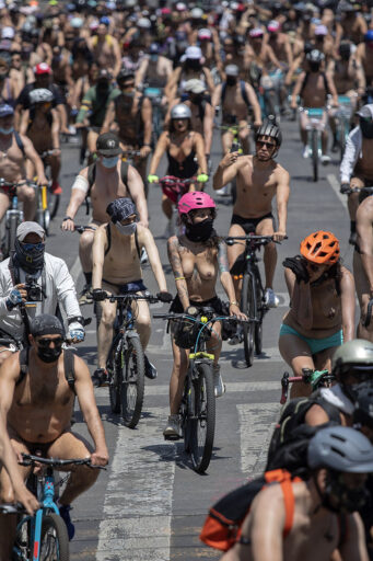 Ciclistas mexicanos ruedan desnudos por la seguridad vial