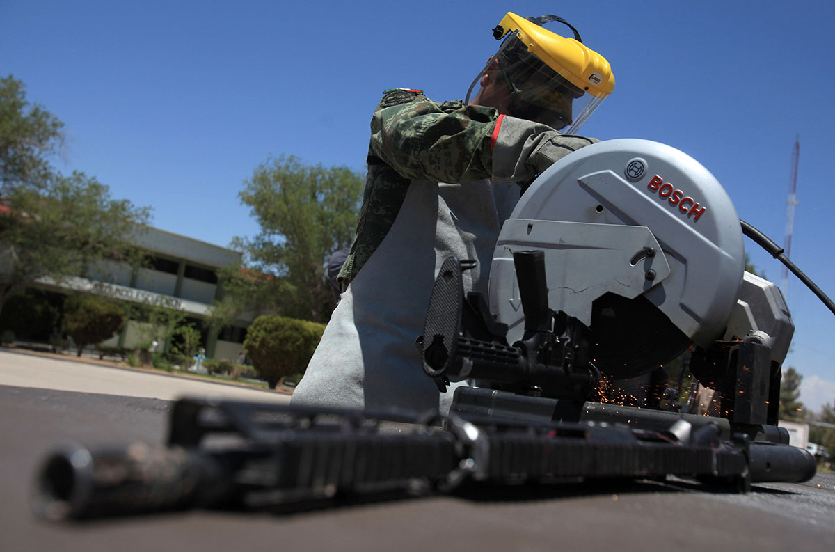 Cambian armas por dinero en Juárez