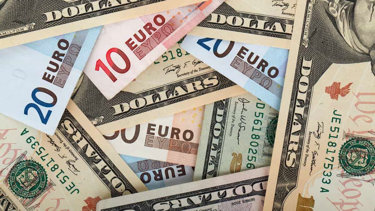 Euro alcanza paridad con el dólar