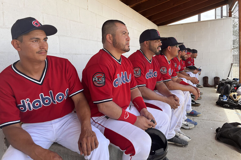 Liga latina en norte de Colorado une a amantes del béisbol