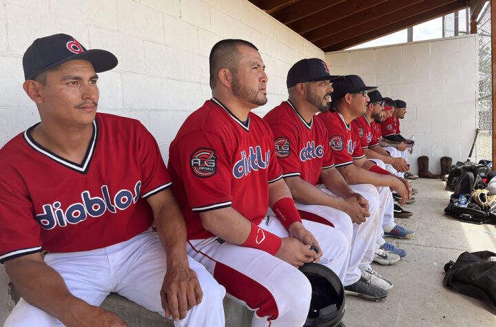 Liga latina en norte de Colorado une a amantes del béisbol