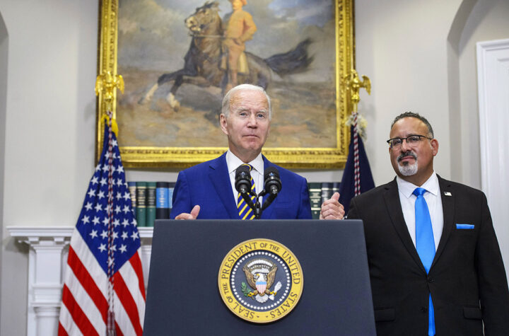 Biden offers student debt forgiveness Biden perdona parte de la deuda estudiantil