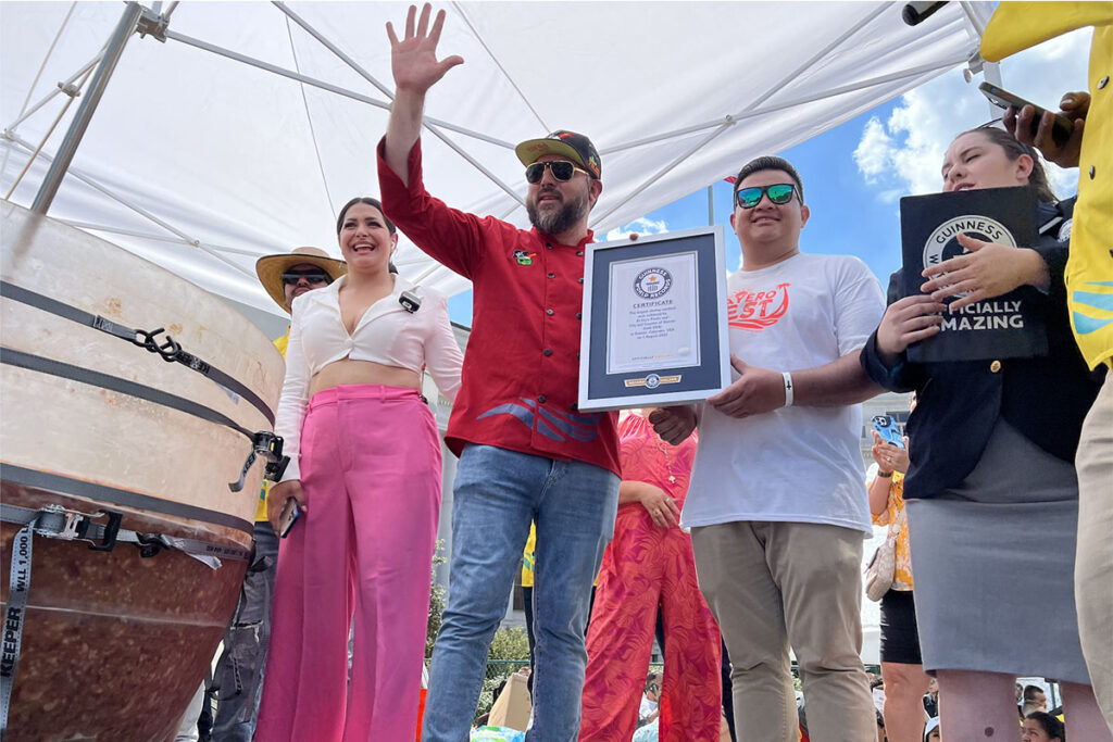 Coco Pirata delivers Guinness record to Denver El Coco Pirata entrega a Denver récord Guinness
