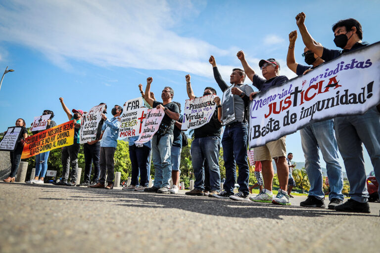 Periodistas mexicanos protestan por asesinato de colega en Acapulco