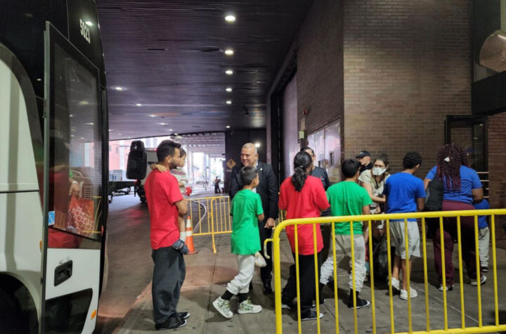 Unos 10 mil inmigrantes ha enviado Texas a otros estados