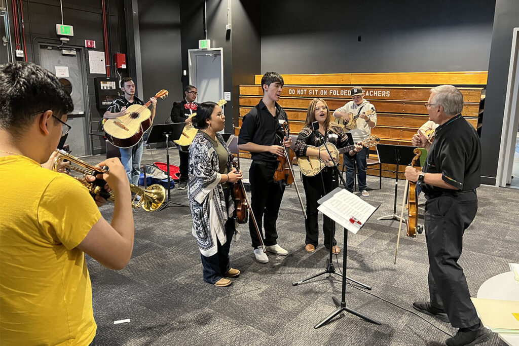 Long live the Mariachi! ¡Larga vida al Mariachi!