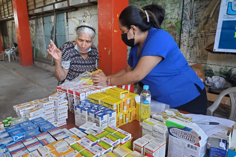 Celebrando y apoyando a los salvadoreños