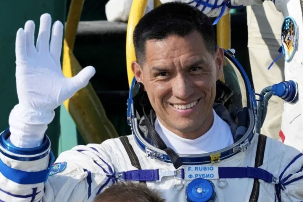 Salvadoreño viaja al espacio