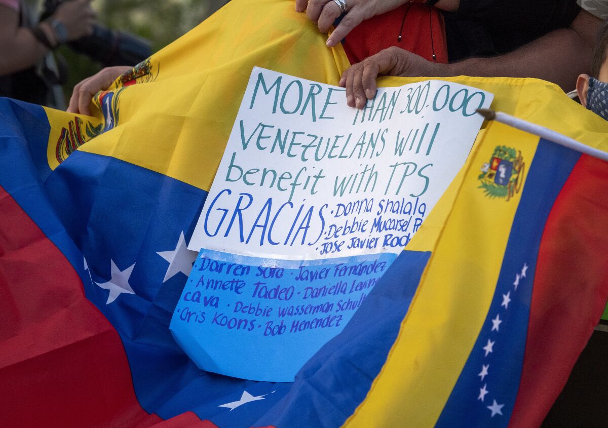 Extienden permisos de trabajo a venezolanos con TPS