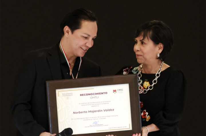 Noberto Mojardín recibe el Premio Ohtli