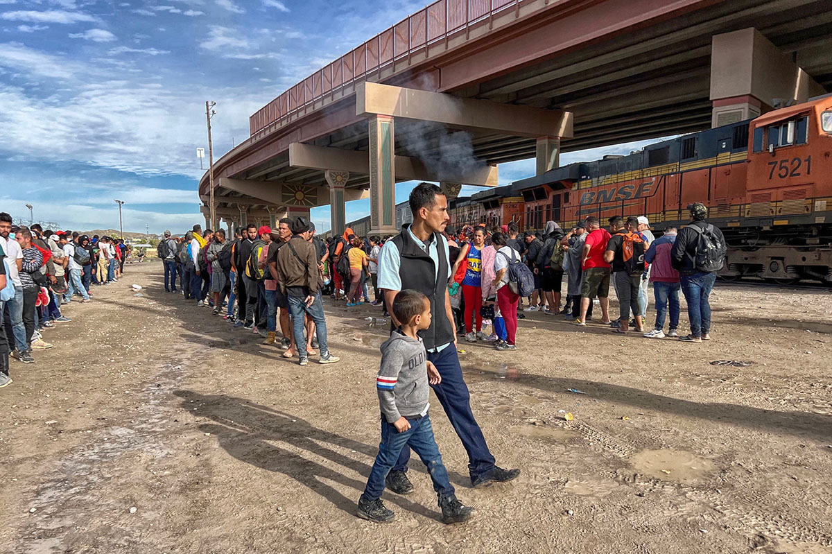Border Patrol installs mobile migrant care centers Patrulla Fronteriza instala centros de atención móviles de migrantes
