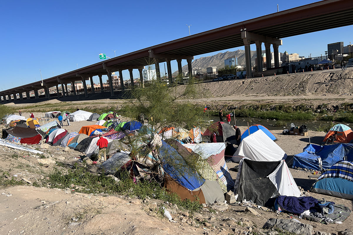 Venezuelans establish encampment on the banks of the Rio Grande Venezolanos establecen campamento a orillas del rio Bravo  