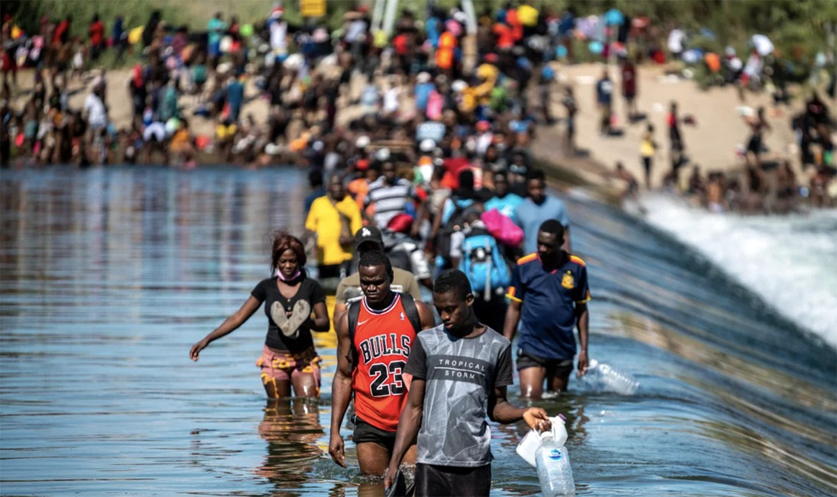 Cientos de migrantes se entregan a la autoridad en la frontera sur de México