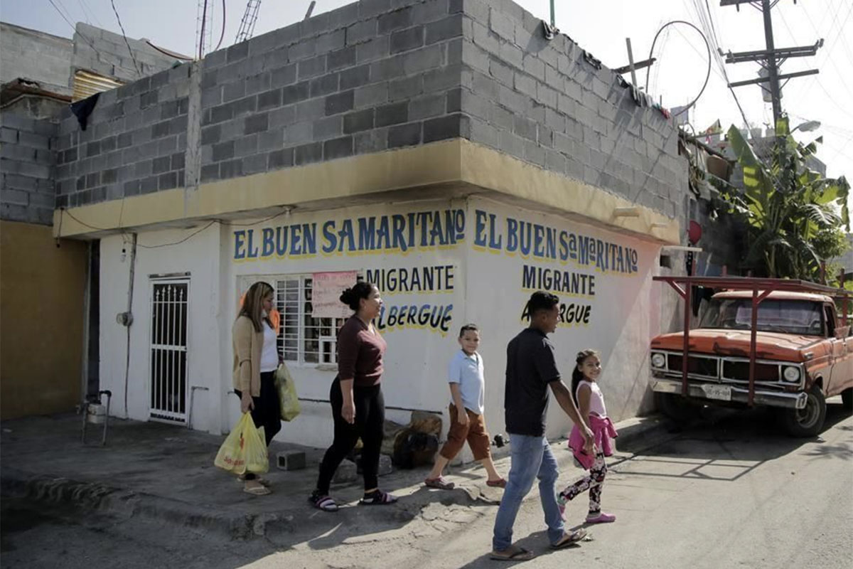 Miles esperan en México para cruzar en EEUU