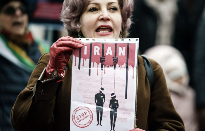 Irán ejecuta en público otro manifestante