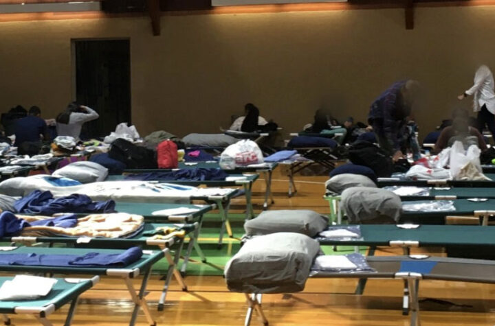 Denver offers work for helpers in migrant shelters Denver ofrece trabajo para ayudantes en refugios de migrantes