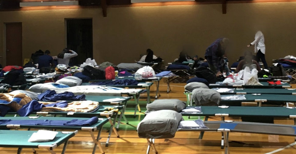 Denver offers work for helpers in migrant shelters Denver ofrece trabajo para ayudantes en refugios de migrantes