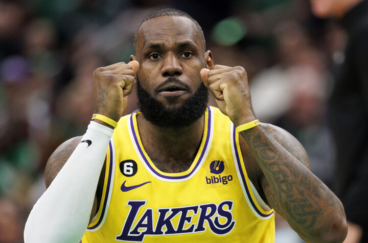 LeBron toca el cielo de la NBA