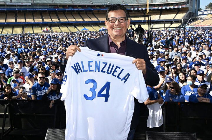 Finalmente hacen tributo a Valenzuela