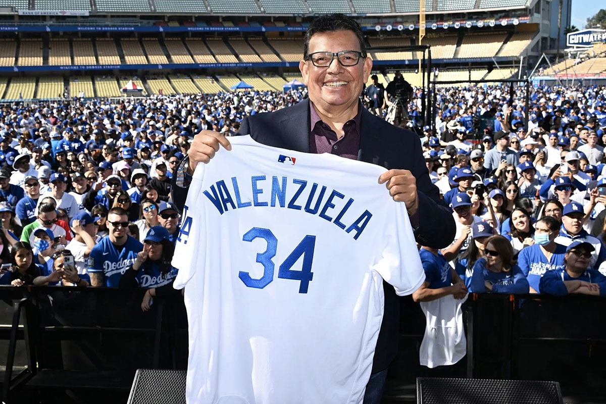 Finalmente hacen tributo a Valenzuela