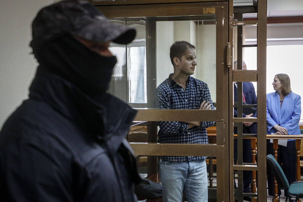 Justicia rusa mantiene en prisión a periodista de EE.UU.