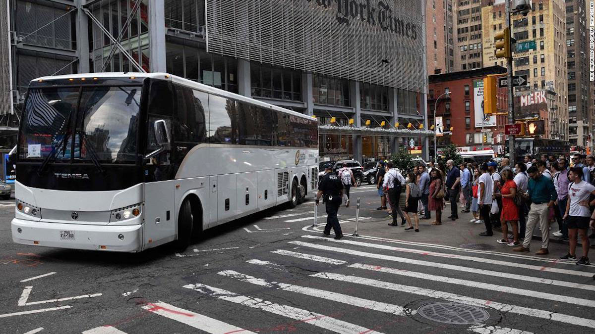 Autobuses con migrantes
