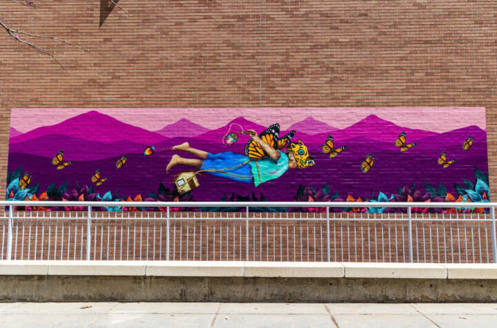 Develan mural de Julio Mendoza dedicado a los niños migrantes