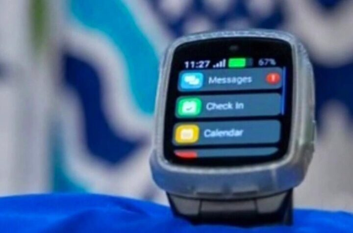 ICE prueba pulseras para rastrear migrantes en libertad condicional