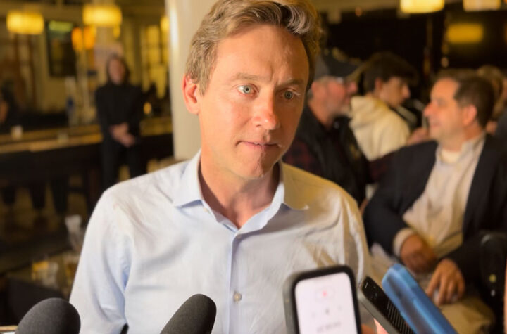 Mike Johnston prepara su equipo de gobierno