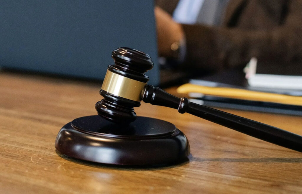 Abogado hispano demanda a Policía de Westminster por su confusa detención