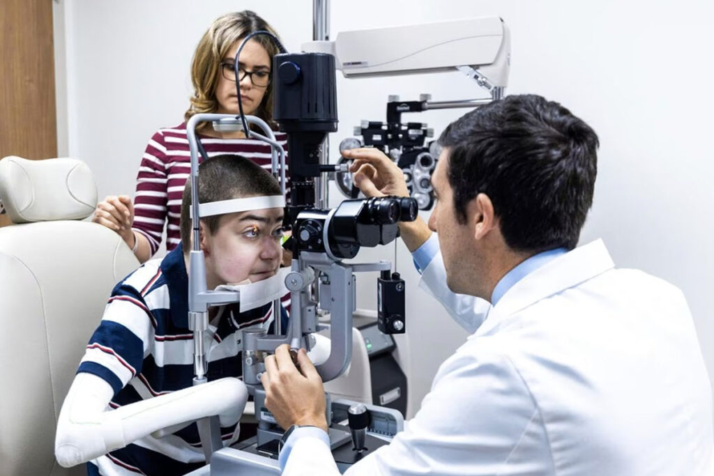 Menor recupera vista con pionera terapia ocular