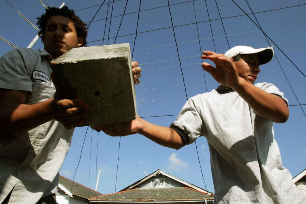 Pareja acusada por someter a trabajos forzados a migrantes