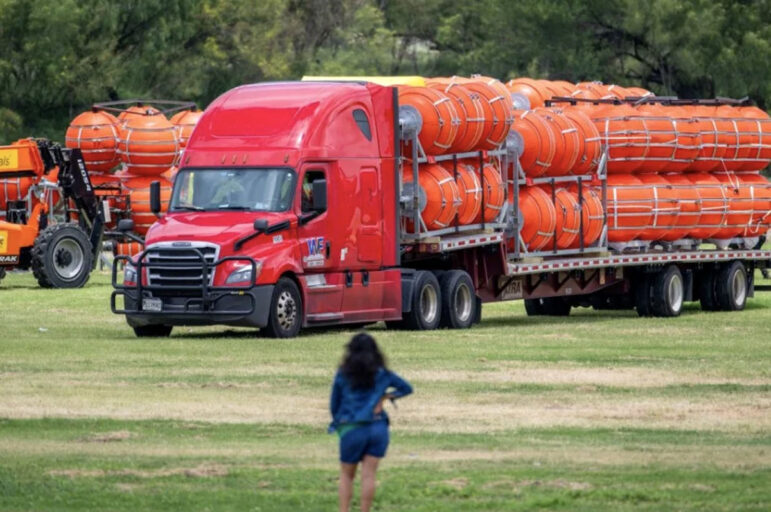 Abbott construye su muro flotante contra migrantes